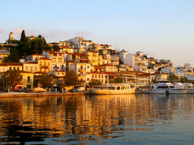 the sunrise over Skiathos as we leave :(