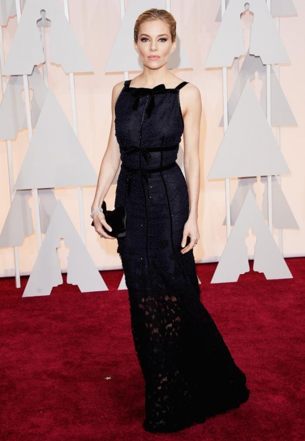 Sienna Miller in Oscar de la Renta. Nice dress, but can't really see it cause of the hair or something?